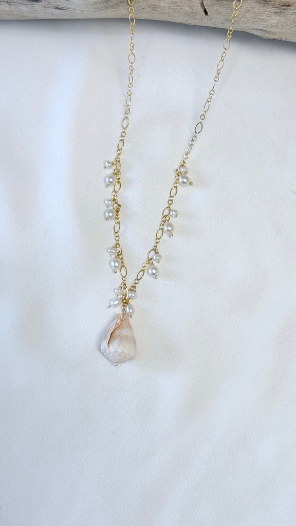 Sprinkle shell necklace