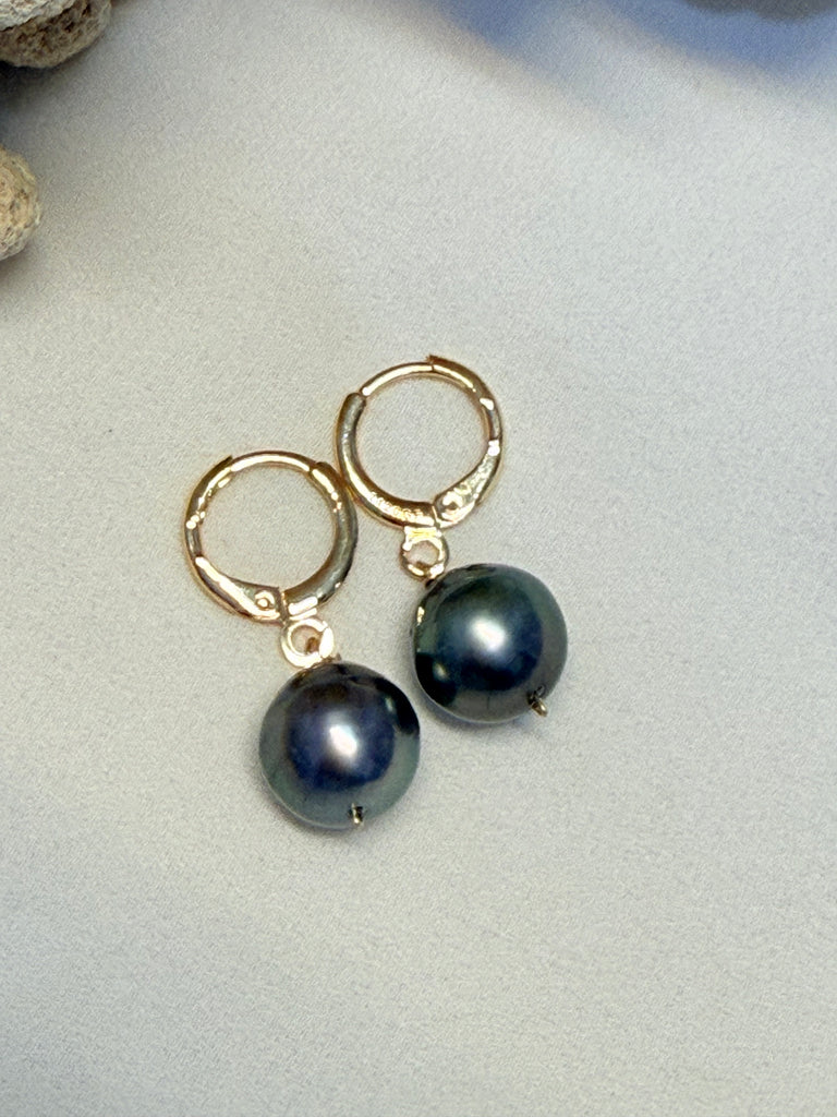 Petite Tahitian pearl Huggies