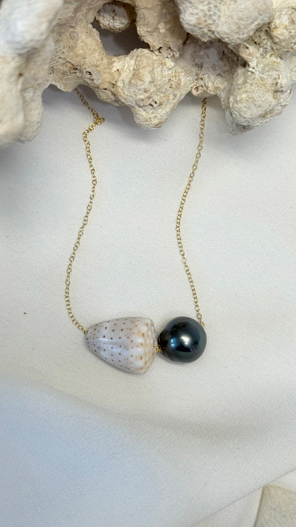 Abbreviated Cone Shell x pearl floating necklace