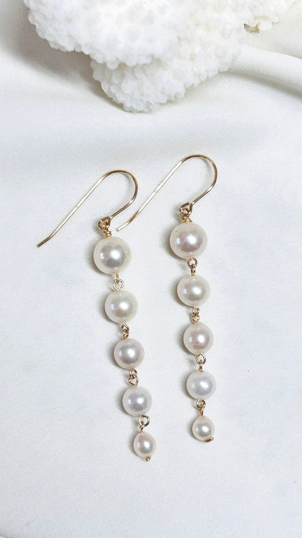 Graduated drop pearl earrings