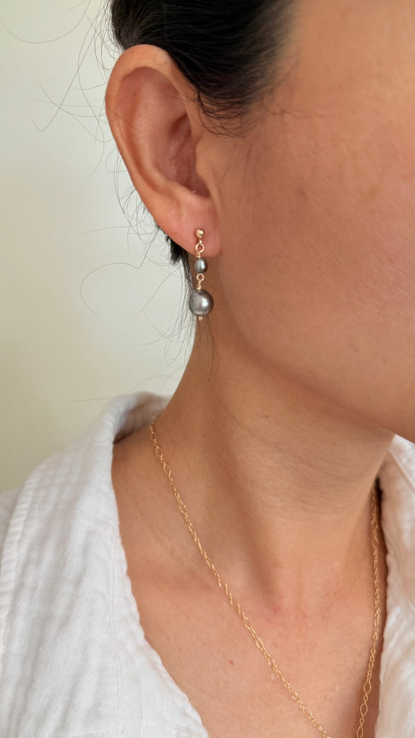 SWAY post earrings - Tahitian pearl