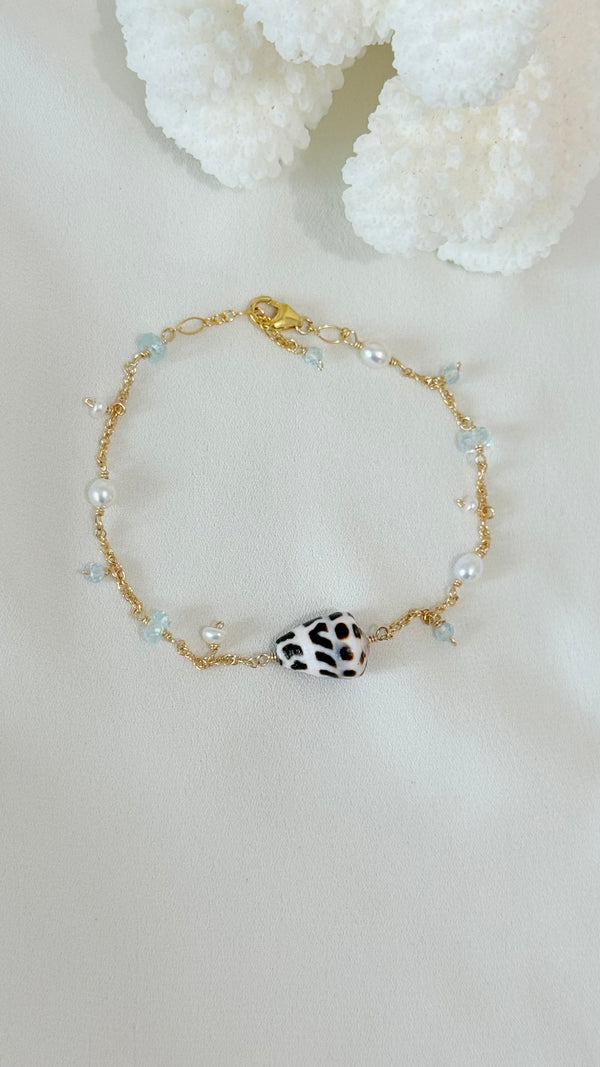 Celestial shell bracelet - Hebrew x Aquamarine