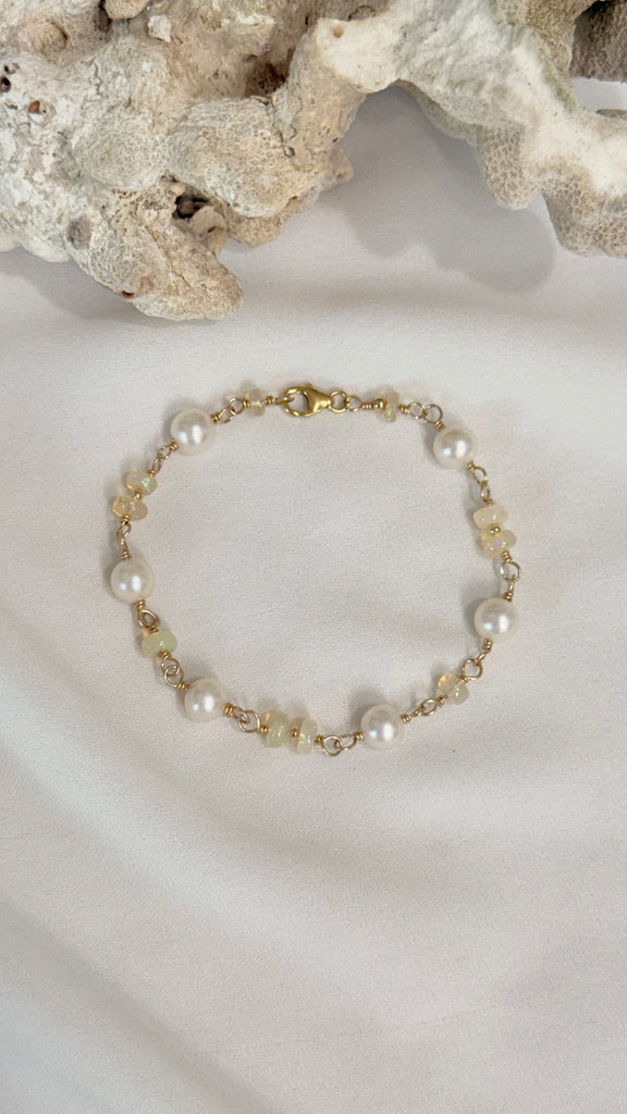 EVELYN freshwater pearl x opal bracelet
