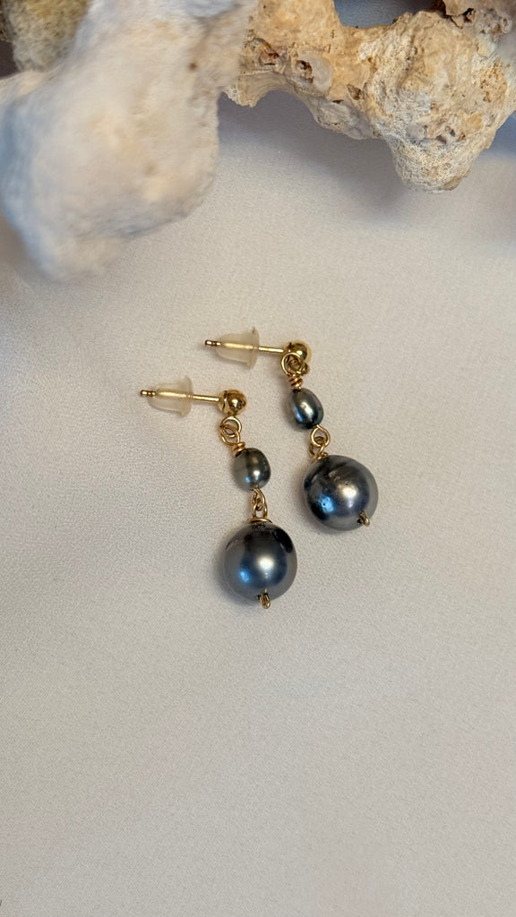 SWAY post earrings - Tahitian pearl