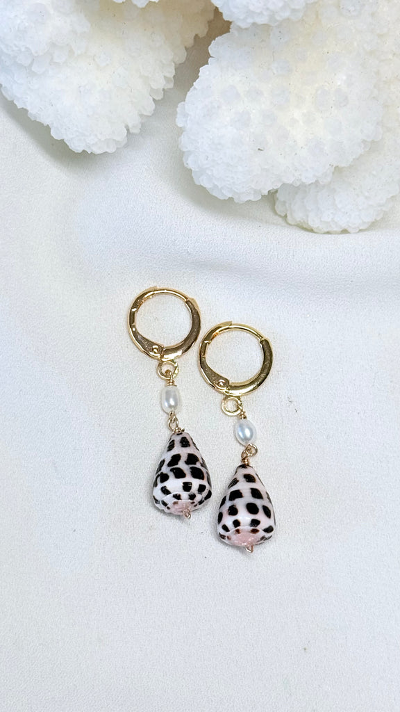 Hebrew shell huggy earrings - White keshi