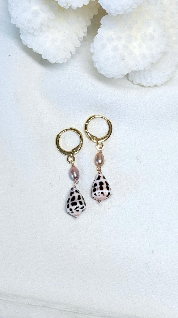 Hebrew shell huggy earrings - pink keshi