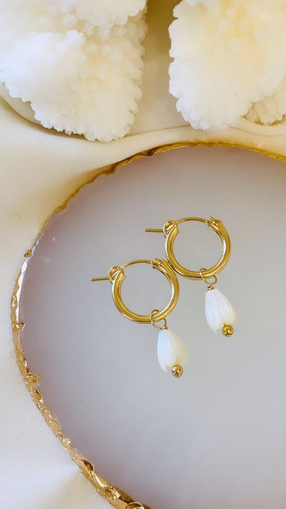 PIKAKE Huggy earrings